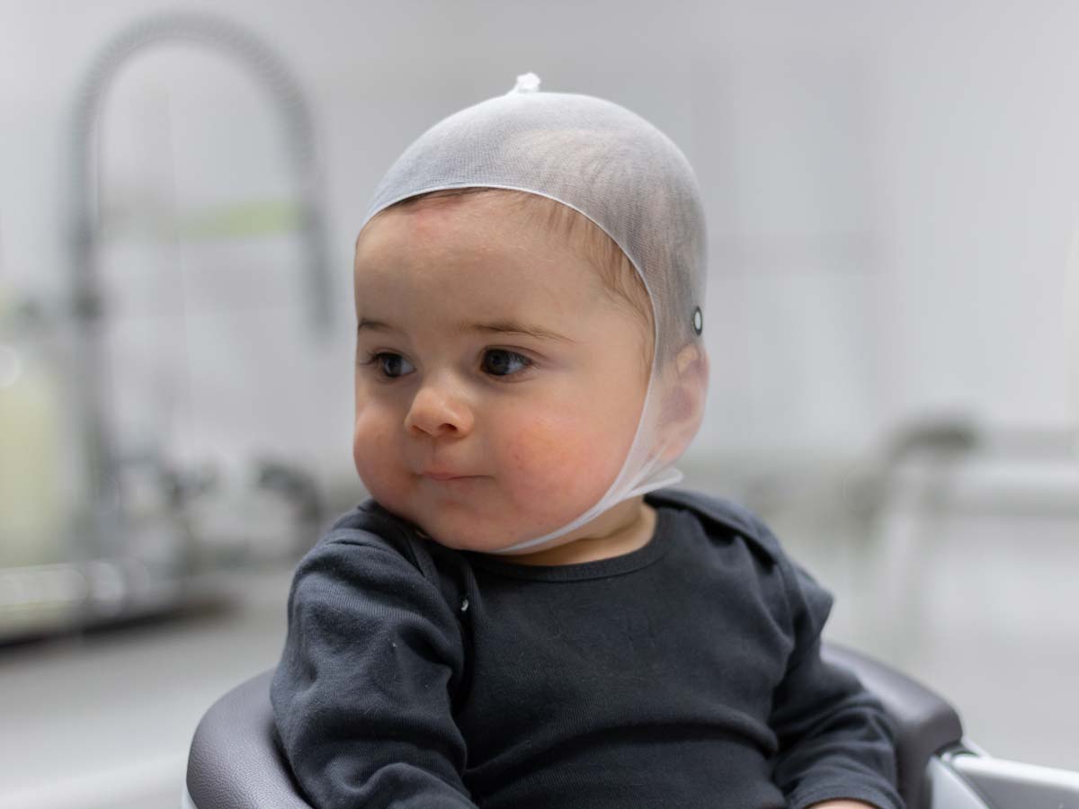 Prise de mesures sur le crâne d'un bébé
